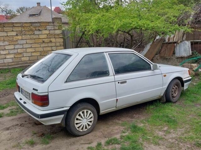 Белый Мазда 323, объемом двигателя 1.49 л и пробегом 350 тыс. км за 499 $, фото 1 на Automoto.ua