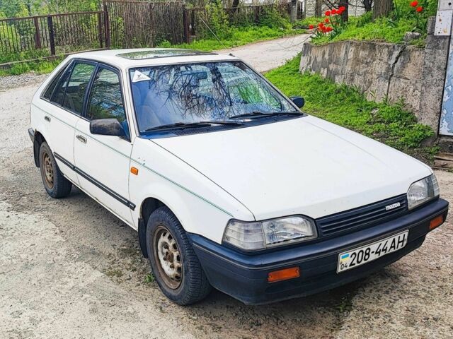 Белый Мазда 323, объемом двигателя 1.5 л и пробегом 245 тыс. км за 899 $, фото 1 на Automoto.ua