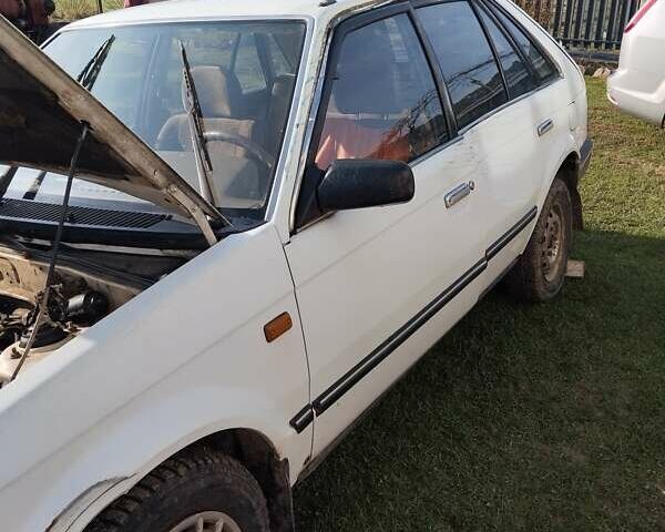 Белый Мазда 323, объемом двигателя 1.5 л и пробегом 270 тыс. км за 700 $, фото 1 на Automoto.ua