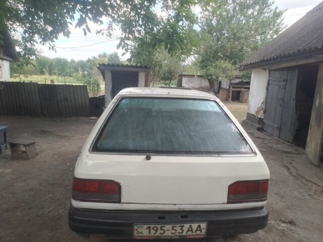 Белый Мазда 323, объемом двигателя 1 л и пробегом 250 тыс. км за 800 $, фото 1 на Automoto.ua