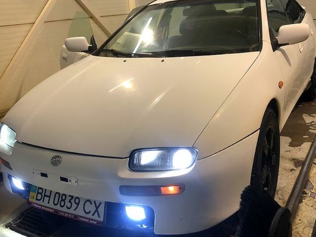 Белый Мазда 323, объемом двигателя 2 л и пробегом 430 тыс. км за 2500 $, фото 1 на Automoto.ua