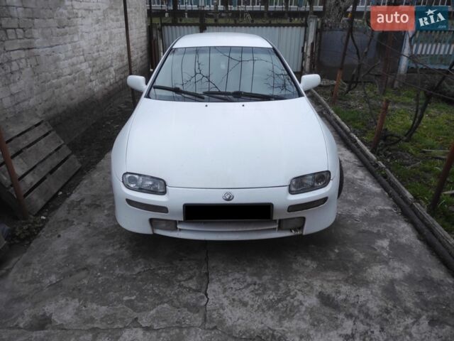 Білий Мазда 323, об'ємом двигуна 2 л та пробігом 300 тис. км за 2300 $, фото 1 на Automoto.ua