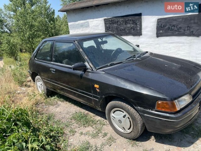 Чорний Мазда 323, об'ємом двигуна 1.3 л та пробігом 100 тис. км за 300 $, фото 1 на Automoto.ua