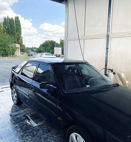 Черный Мазда 323, объемом двигателя 1.6 л и пробегом 50 тыс. км за 1500 $, фото 1 на Automoto.ua