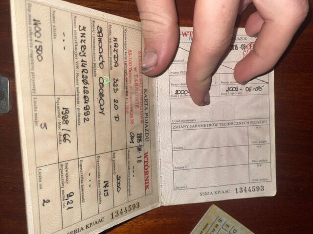 Черный Мазда 323, объемом двигателя 2 л и пробегом 333 тыс. км за 1300 $, фото 1 на Automoto.ua