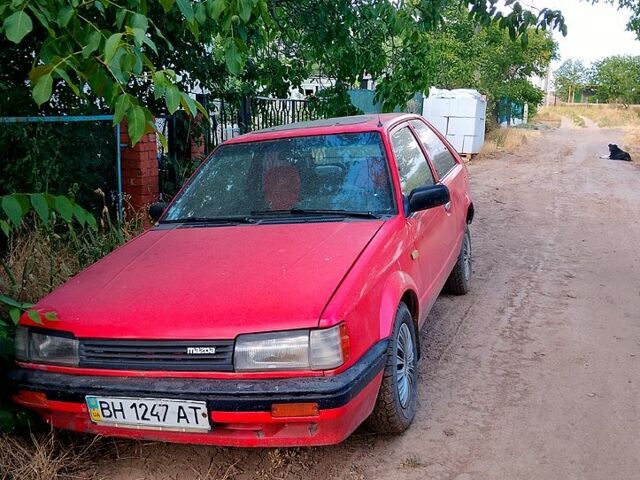 Красный Мазда 323, объемом двигателя 1.1 л и пробегом 335 тыс. км за 800 $, фото 1 на Automoto.ua