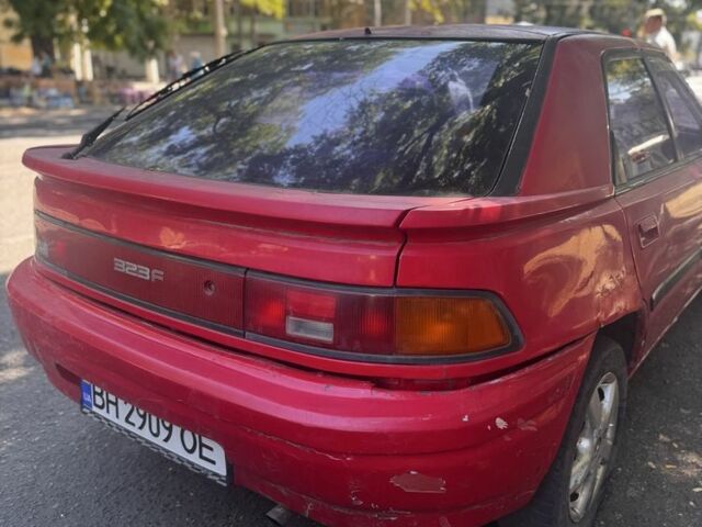 Красный Мазда 323, объемом двигателя 1.6 л и пробегом 150 тыс. км за 911 $, фото 1 на Automoto.ua