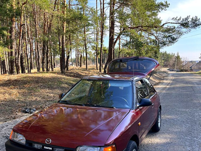 Красный Мазда 323, объемом двигателя 1.3 л и пробегом 400 тыс. км за 2000 $, фото 1 на Automoto.ua