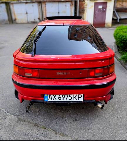 Красный Мазда 323, объемом двигателя 1.8 л и пробегом 260 тыс. км за 3500 $, фото 1 на Automoto.ua