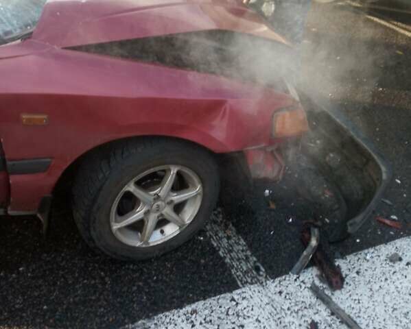 Красный Мазда 323, объемом двигателя 1.3 л и пробегом 350 тыс. км за 500 $, фото 1 на Automoto.ua