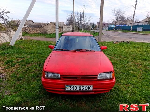 Красный Мазда 323, объемом двигателя 1.4 л и пробегом 385 тыс. км за 1000 $, фото 1 на Automoto.ua