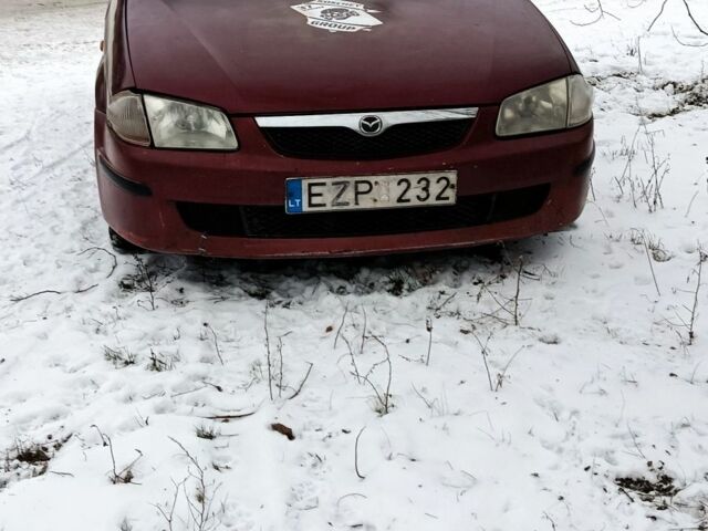 Красный Мазда 323, объемом двигателя 2 л и пробегом 300 тыс. км за 800 $, фото 1 на Automoto.ua