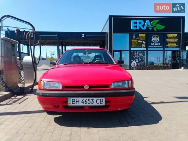 Красный Мазда 323, объемом двигателя 1.6 л и пробегом 370 тыс. км за 1100 $, фото 1 на Automoto.ua