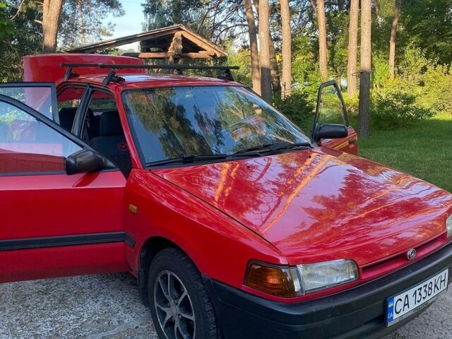 Красный Мазда 323, объемом двигателя 1.6 л и пробегом 220 тыс. км за 1800 $, фото 1 на Automoto.ua