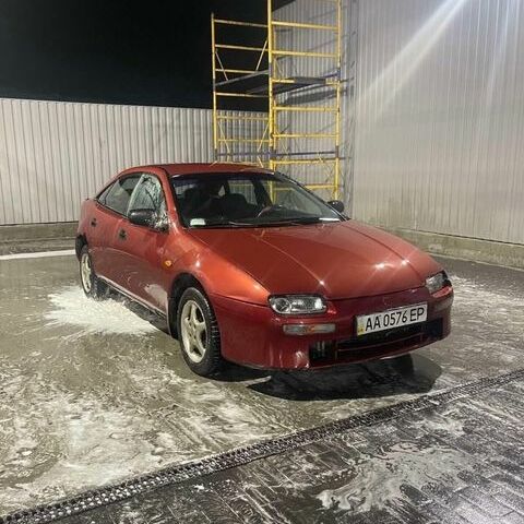 Красный Мазда 323, объемом двигателя 1.49 л и пробегом 377 тыс. км за 1100 $, фото 1 на Automoto.ua