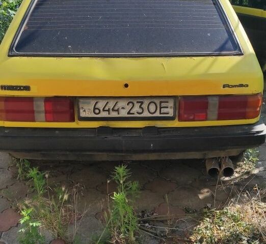 Желтый Мазда 323, объемом двигателя 1.3 л и пробегом 300 тыс. км за 190 $, фото 1 на Automoto.ua