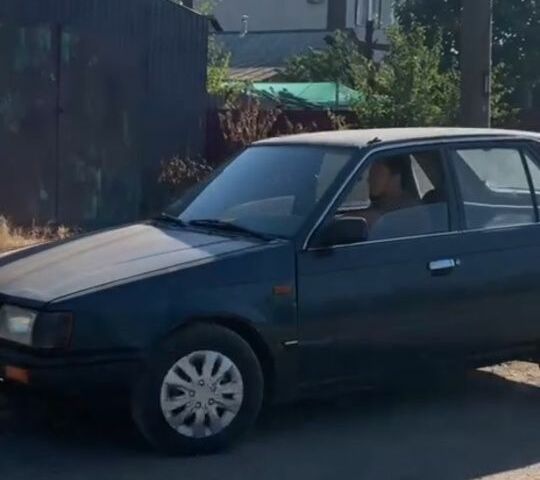 Синий Мазда 323, объемом двигателя 1.3 л и пробегом 200 тыс. км за 477 $, фото 1 на Automoto.ua