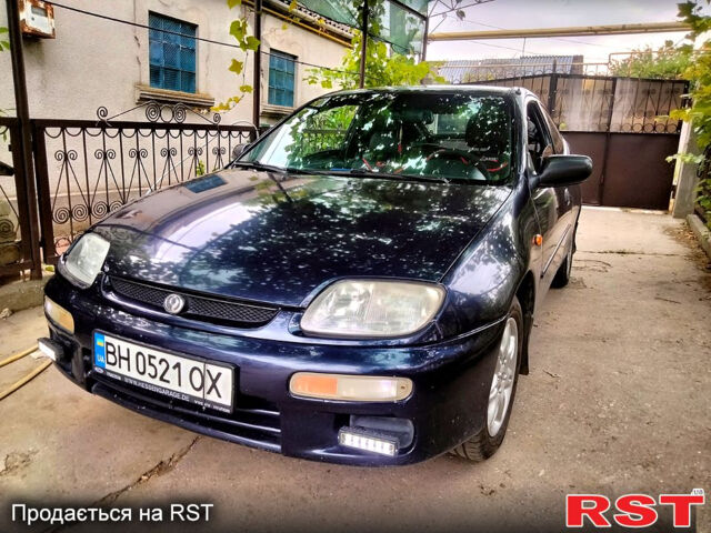 Синий Мазда 323, объемом двигателя 1.3 л и пробегом 120 тыс. км за 1500 $, фото 1 на Automoto.ua
