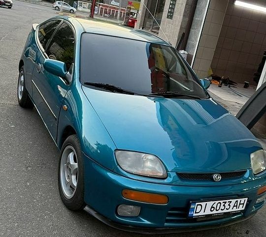 Синій Мазда 323, об'ємом двигуна 1.3 л та пробігом 325 тис. км за 2200 $, фото 1 на Automoto.ua