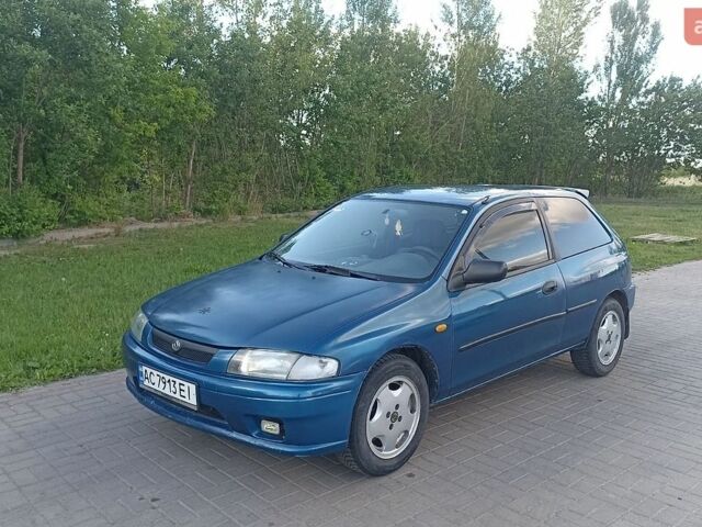 Синий Мазда 323, объемом двигателя 1.32 л и пробегом 235 тыс. км за 2350 $, фото 1 на Automoto.ua