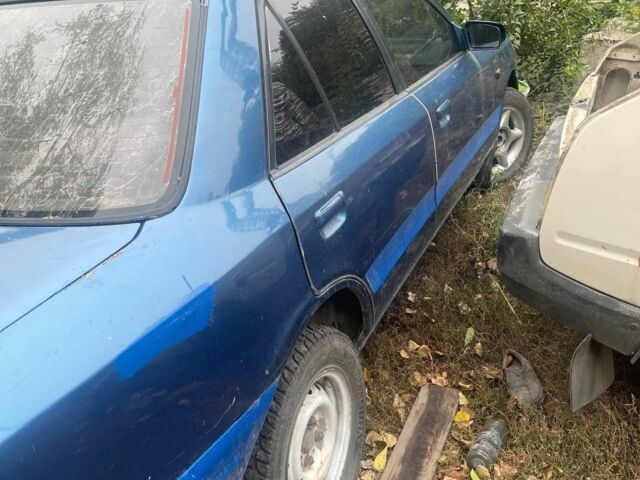 Синий Мазда 323, объемом двигателя 2 л и пробегом 100 тыс. км за 600 $, фото 1 на Automoto.ua