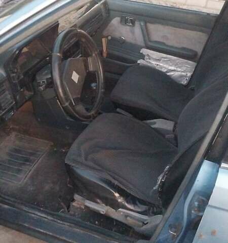 Синий Мазда 323, объемом двигателя 2 л и пробегом 300 тыс. км за 1100 $, фото 1 на Automoto.ua