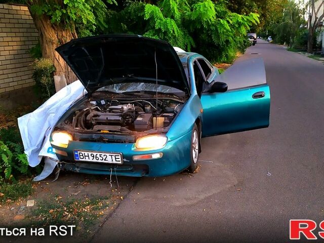 Зеленый Мазда 323, объемом двигателя 1.5 л и пробегом 400 тыс. км за 1500 $, фото 1 на Automoto.ua