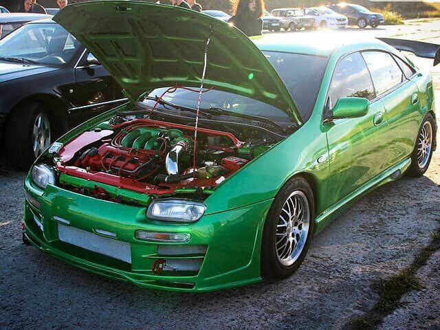 Зеленый Мазда 323, объемом двигателя 2 л и пробегом 200 тыс. км за 4200 $, фото 1 на Automoto.ua