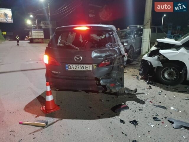 Сірий Мазда 5, об'ємом двигуна 2 л та пробігом 250 тис. км за 1650 $, фото 1 на Automoto.ua