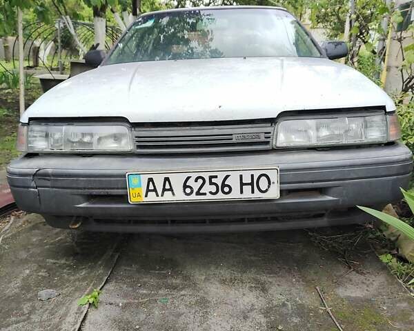 Белый Мазда 626, объемом двигателя 2 л и пробегом 242 тыс. км за 600 $, фото 1 на Automoto.ua