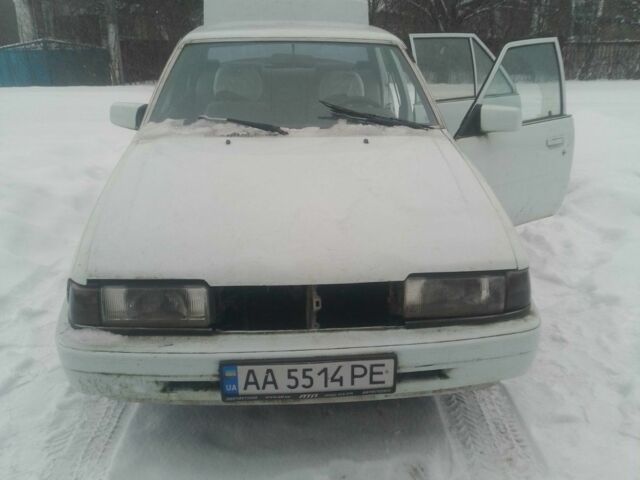 Белый Мазда 626, объемом двигателя 2 л и пробегом 300 тыс. км за 509 $, фото 1 на Automoto.ua