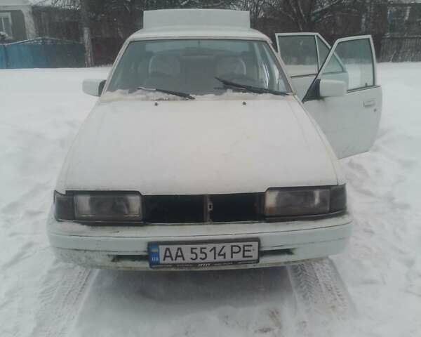 Белый Мазда 626, объемом двигателя 2 л и пробегом 300 тыс. км за 509 $, фото 1 на Automoto.ua