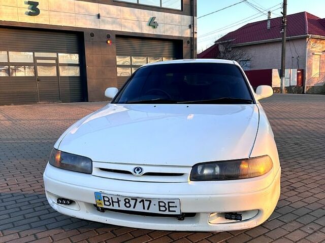 Белый Мазда 626, объемом двигателя 1.8 л и пробегом 300 тыс. км за 2100 $, фото 1 на Automoto.ua