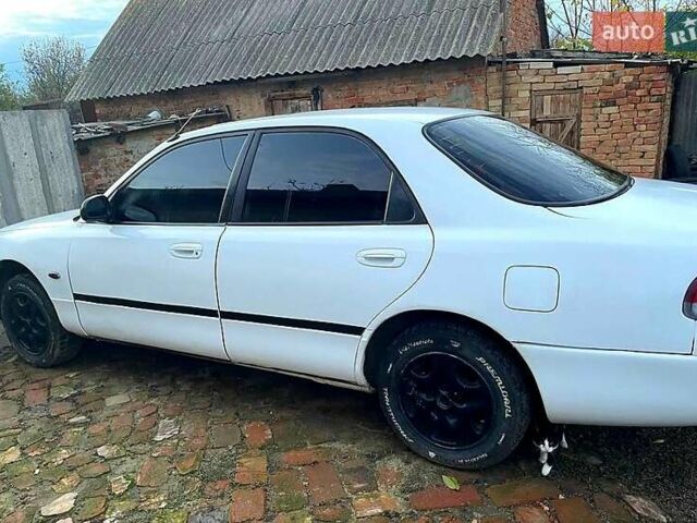 Белый Мазда 626, объемом двигателя 1.8 л и пробегом 300 тыс. км за 950 $, фото 1 на Automoto.ua