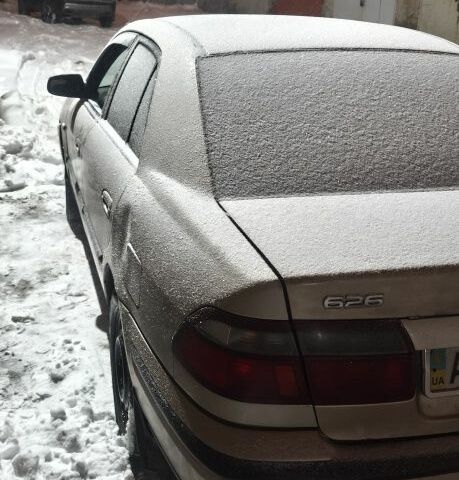 Бежевий Мазда 626, об'ємом двигуна 2 л та пробігом 400 тис. км за 900 $, фото 1 на Automoto.ua