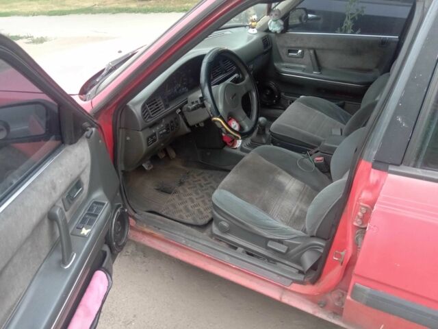 Красный Мазда 626, объемом двигателя 2 л и пробегом 500 тыс. км за 517 $, фото 1 на Automoto.ua