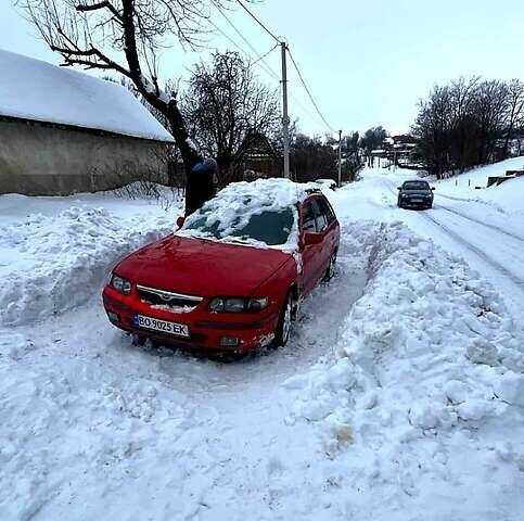 Красный Мазда 626, объемом двигателя 2 л и пробегом 100 тыс. км за 800 $, фото 1 на Automoto.ua