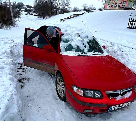 Красный Мазда 626, объемом двигателя 2 л и пробегом 100 тыс. км за 800 $, фото 1 на Automoto.ua