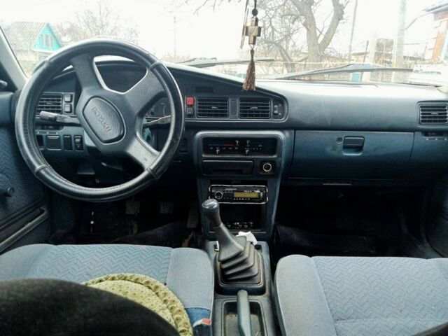 Синий Мазда 626, объемом двигателя 2 л и пробегом 300 тыс. км за 700 $, фото 1 на Automoto.ua