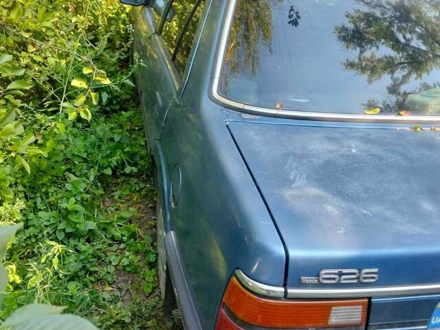 Синий Мазда 626, объемом двигателя 2 л и пробегом 300 тыс. км за 900 $, фото 1 на Automoto.ua
