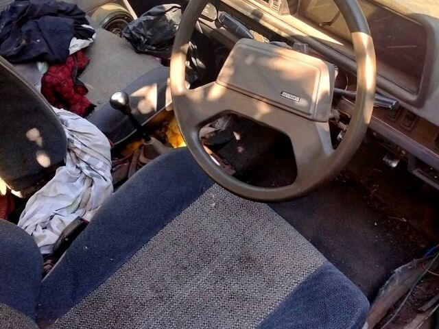 Белый Мазда Фамилия, объемом двигателя 1.5 л и пробегом 630 тыс. км за 300 $, фото 1 на Automoto.ua