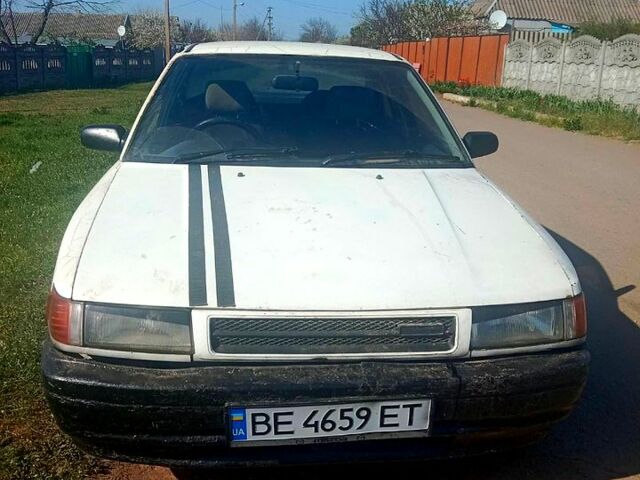 Белый Мазда Фамилия, объемом двигателя 1.5 л и пробегом 590 тыс. км за 600 $, фото 1 на Automoto.ua