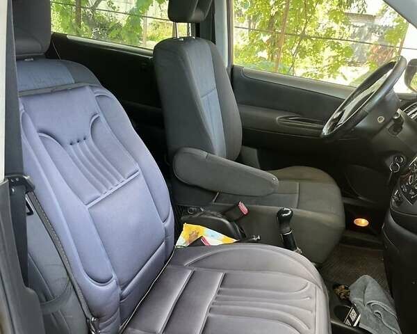 Чорний Мазда МПВ, об'ємом двигуна 2 л та пробігом 350 тис. км за 4916 $, фото 1 на Automoto.ua