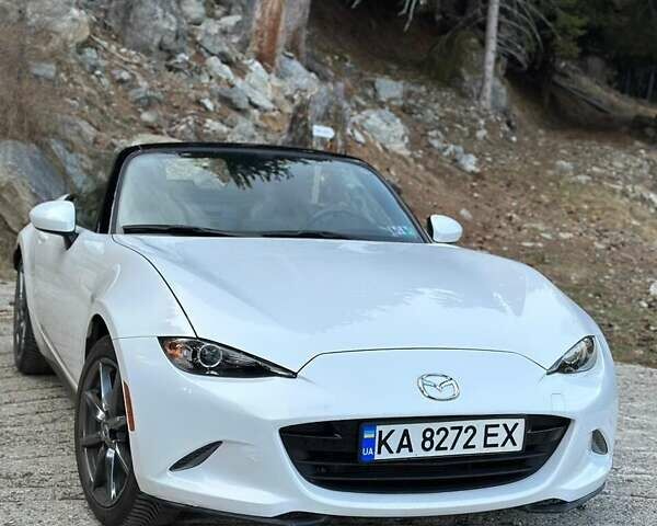 Белый Мазда МХ-5, объемом двигателя 2 л и пробегом 57 тыс. км за 14945 $, фото 1 на Automoto.ua