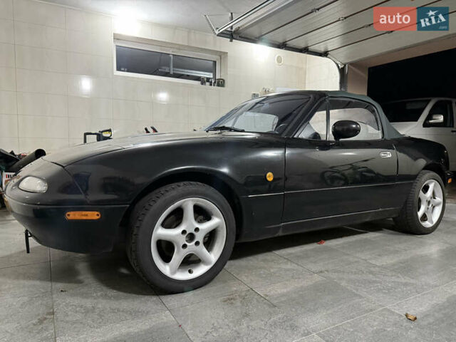 Черный Мазда МХ-5, объемом двигателя 1.6 л и пробегом 129 тыс. км за 12000 $, фото 1 на Automoto.ua