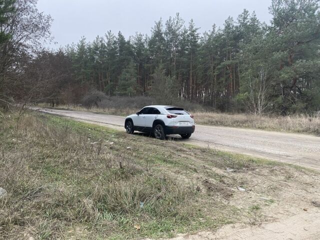 Белый Мазда MX-30, объемом двигателя 0 л и пробегом 50 тыс. км за 15000 $, фото 1 на Automoto.ua