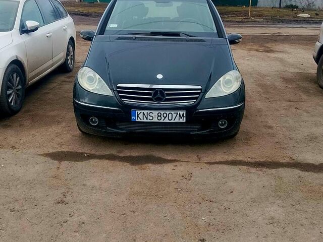 Черный Мерседес 180, объемом двигателя 2 л и пробегом 300 тыс. км за 2500 $, фото 1 на Automoto.ua