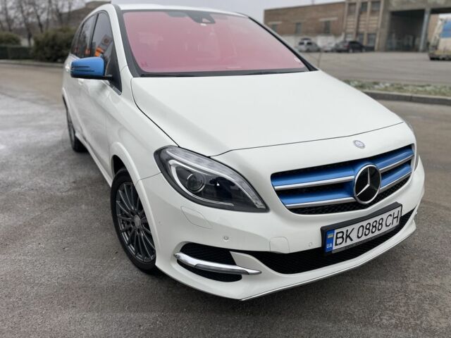 Белый Мерседес 190, объемом двигателя 0 л и пробегом 120 тыс. км за 13500 $, фото 1 на Automoto.ua