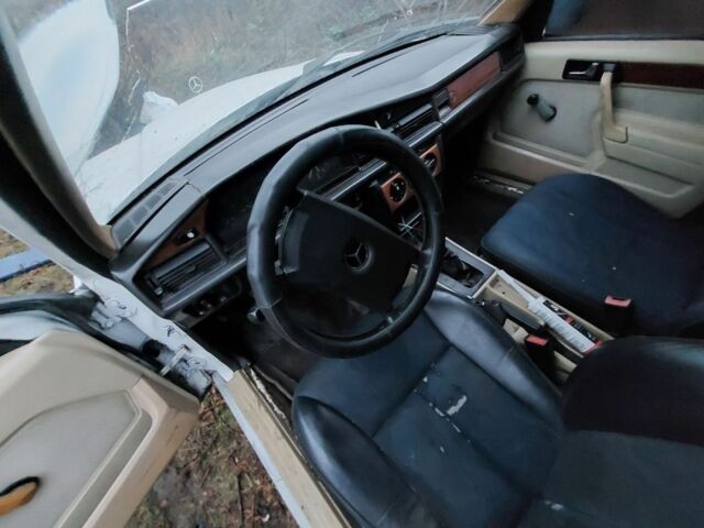 Белый Мерседес 190, объемом двигателя 2 л и пробегом 333 тыс. км за 950 $, фото 1 на Automoto.ua