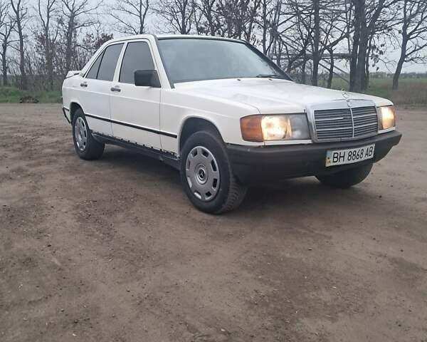 Белый Мерседес 190, объемом двигателя 0 л и пробегом 380 тыс. км за 2200 $, фото 1 на Automoto.ua